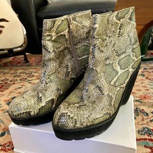 Green Snakeskin style platform booties size 9 Women’s EUC